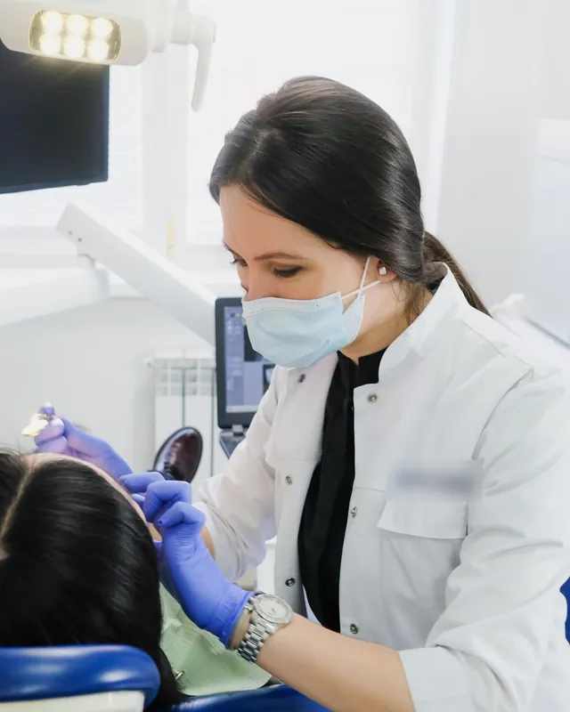 Dr. Elena Márquez treating a patient