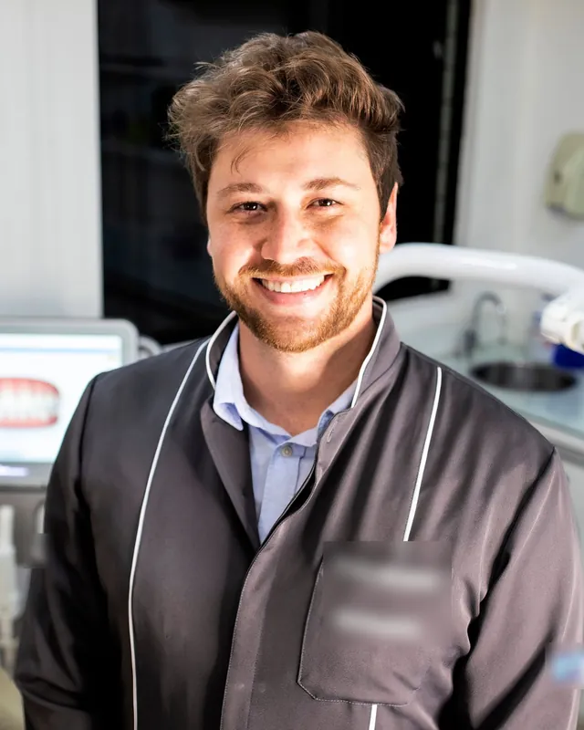 Dr. Ben Whitaker standing in front of a 3D smile scan